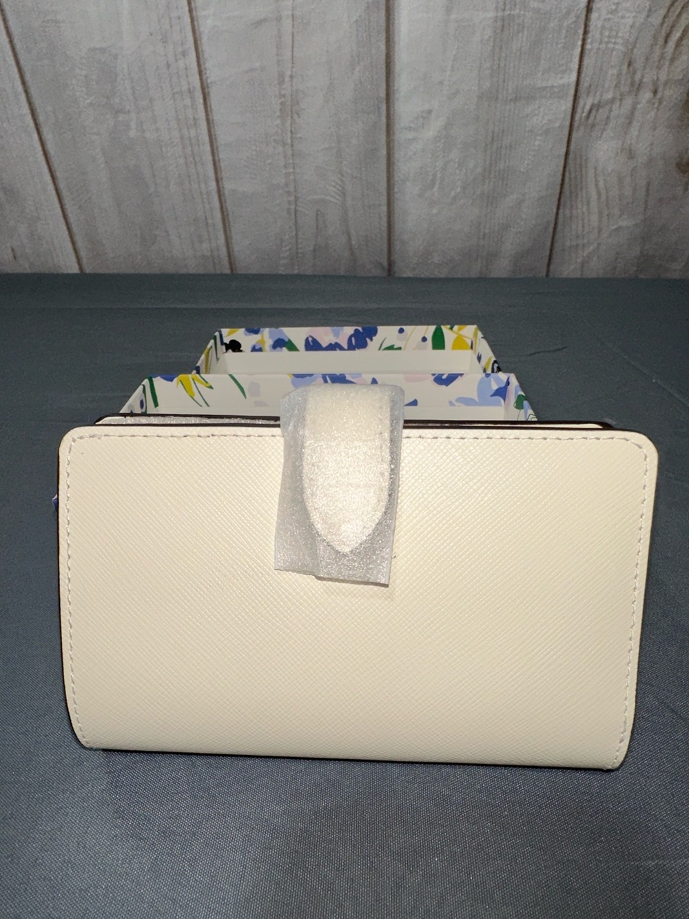 Kate Spade Boxed Madison Perforated Médium Bifold Wallet - Picture 4 of 7